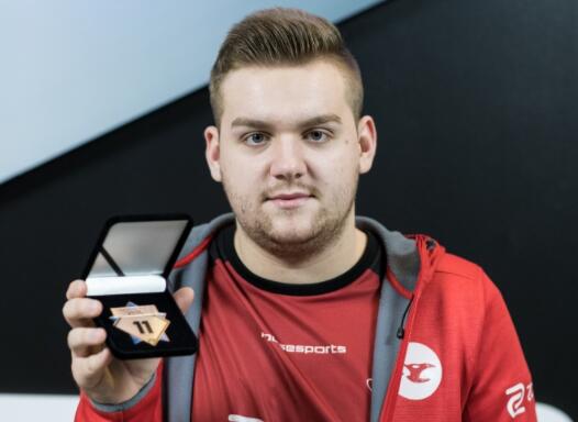 LPL 明天的首发阵容： Karis 和 xqw 在中路进行单挑